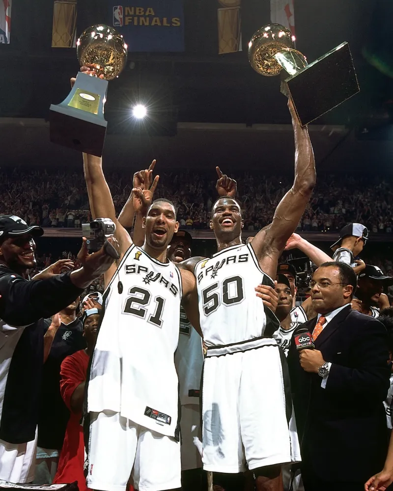 SLAM回顾马刺队史夺冠合照:赢球,就是唯一的标准